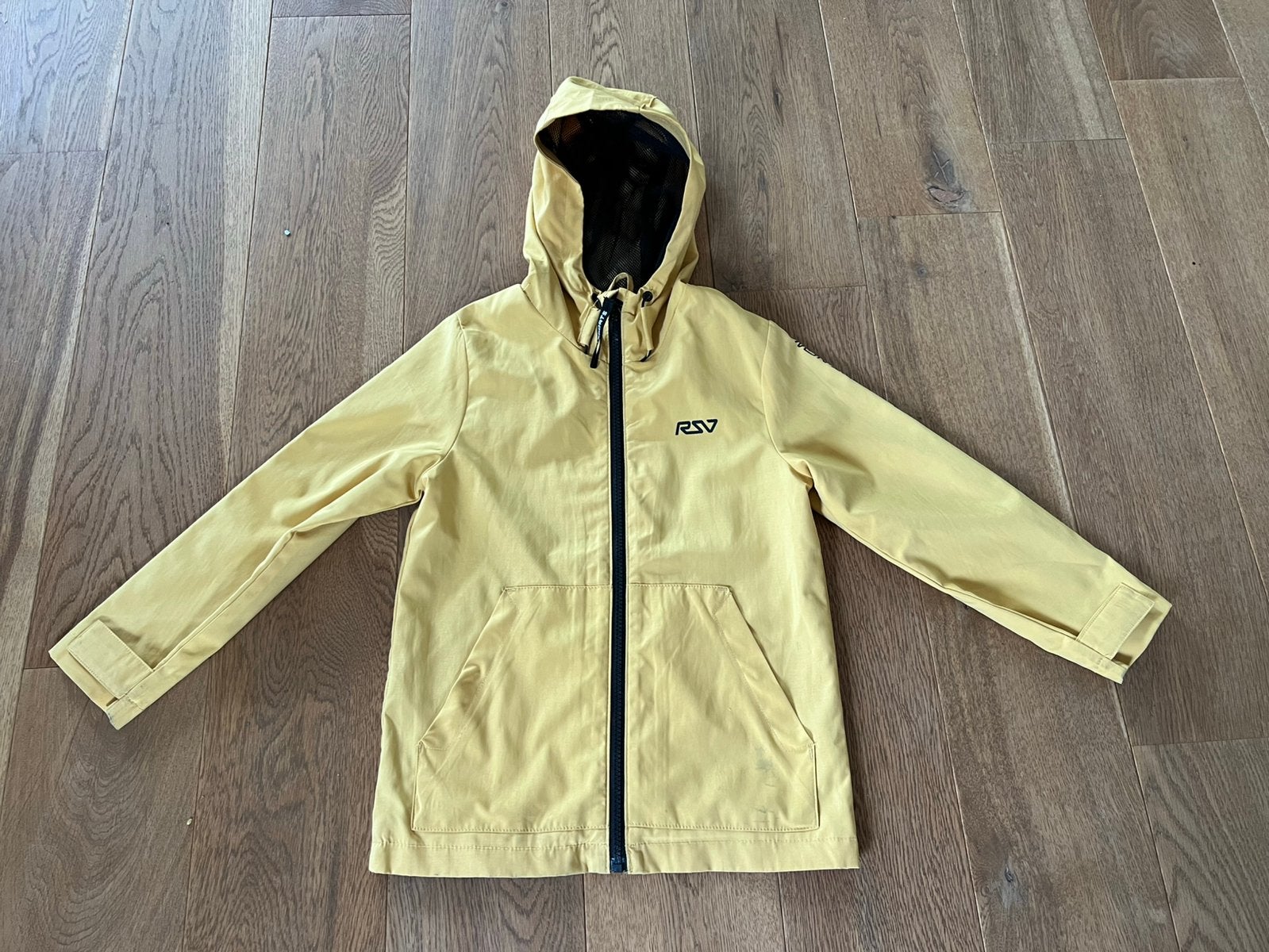 Tussenjas van het merk Reserved maat 122 geel, Kinderen en Baby's, Kinderkleding | Maat 122, Ophalen of Verzenden, Reserved, Jongen