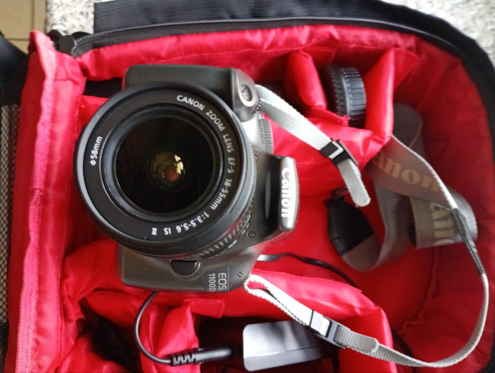 Canon eos 1100d met tas, Ophalen, Zo goed als nieuw