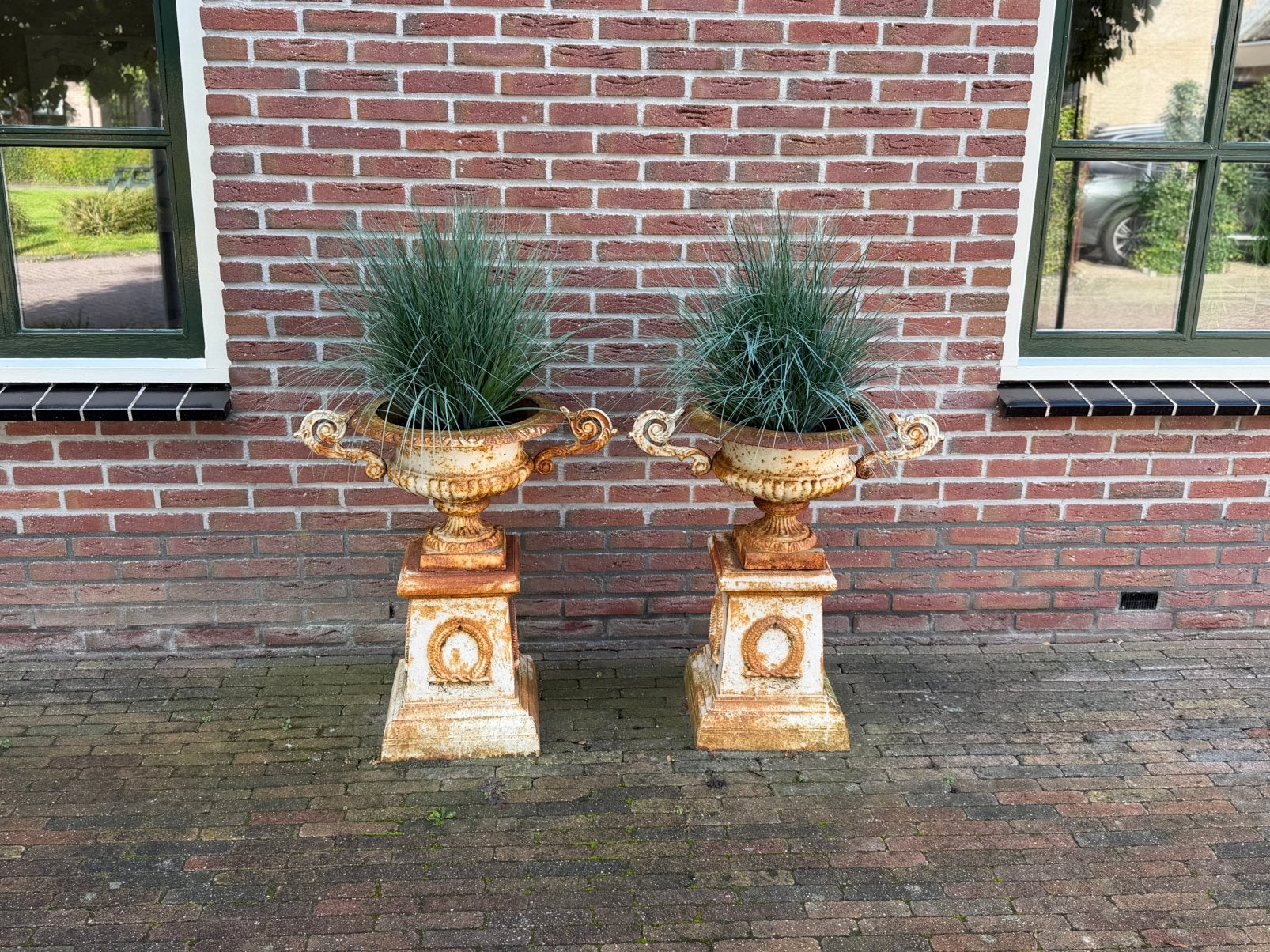 Twee prachtige  gietijzeren tuinvazen op sokkels, Tuin en Terras, Ophalen, Zo goed als nieuw
