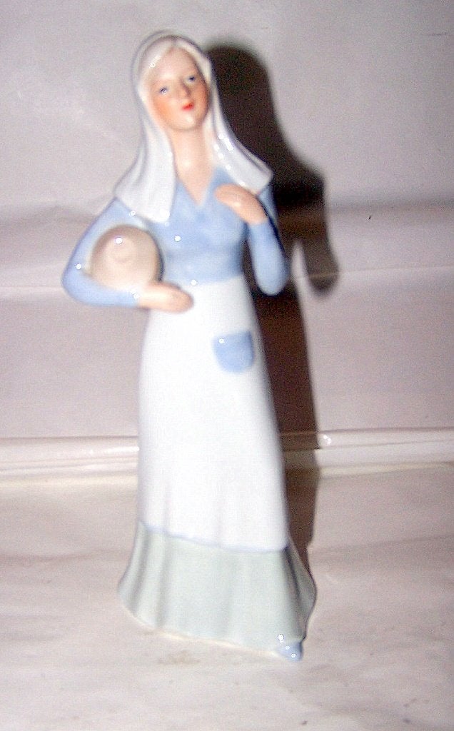 Vintage Porseleinen Beeldje: Vrouw met Kruik. Nwst., Antiek en Kunst, Antiek | Porselein, Ophalen of Verzenden