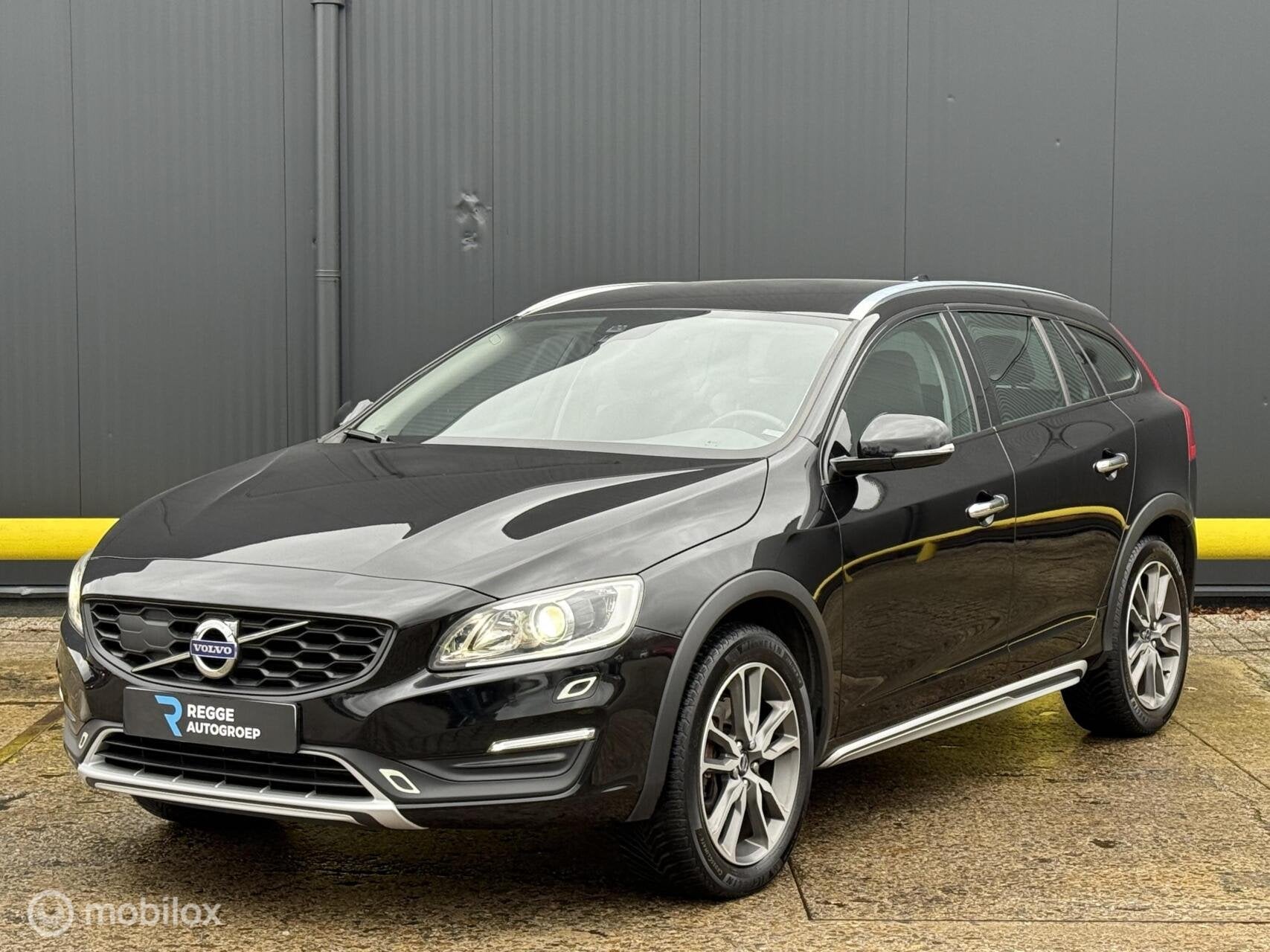 Volvo V60 Cross Country 2.0 D3 Summum, Voorwielaandrijving, 4 cilinders, Zwart, Origineel Nederlands