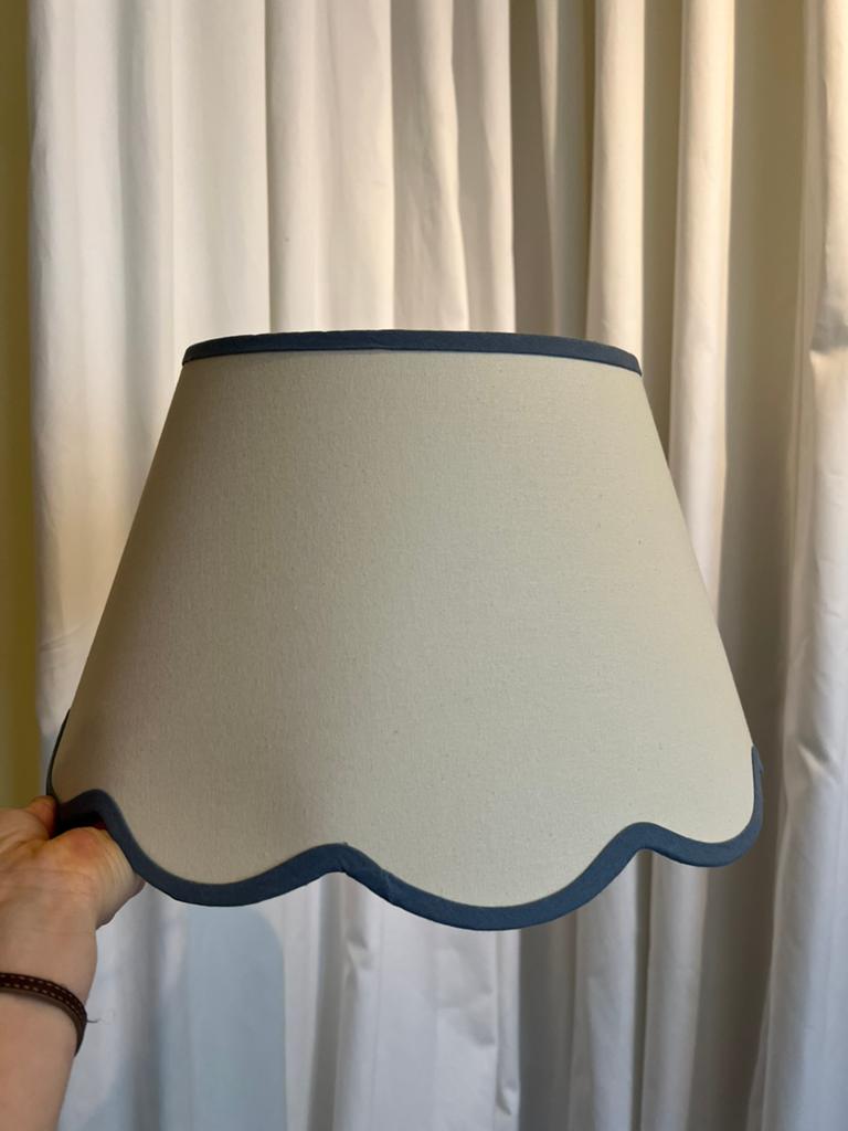 Lampenkap prachtig decoratief beige / gebroken wit met blauw, Huis en Inrichting, Lampen | Lampenkappen, Ophalen of Verzenden