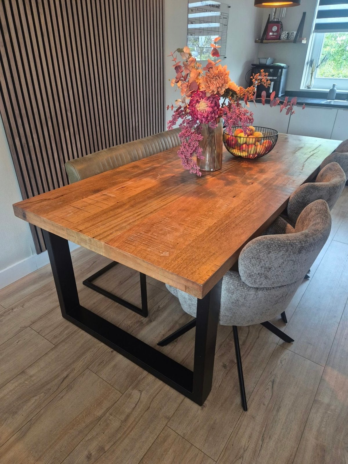Robuuste eettafel van mangohout met metalen onderstel, Huis en Inrichting, Ophalen, 200 cm of meer, 50 tot 100 cm, Zo goed als nieuw