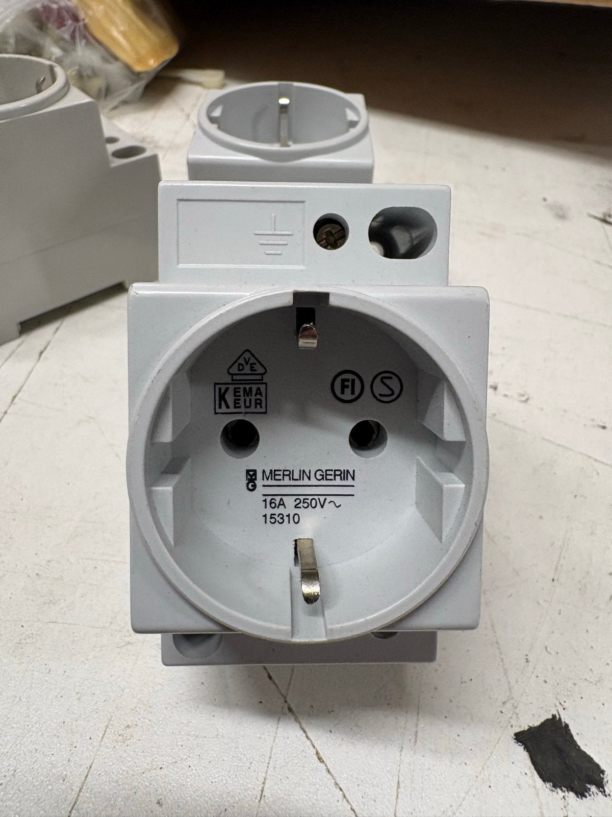 4. X Merlin Gerin Stopcontact 16A 250V~ 15310, Ophalen, Schneider Electric, Stopcontact, Gebruikt