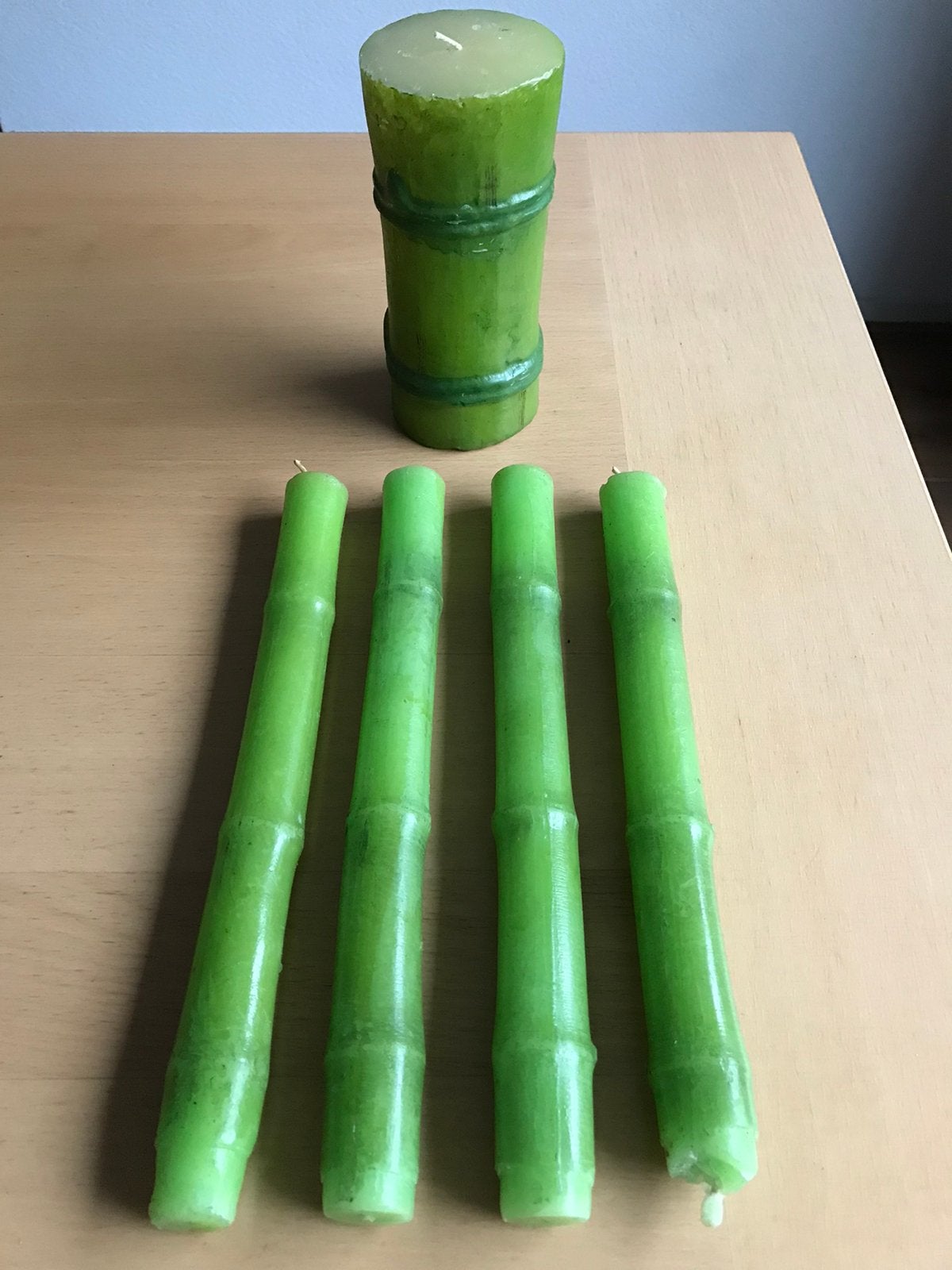 4 DinerKaarsen en 1 Stompkaars met bamboe print, Ophalen, Zo goed als nieuw, Kaars, Groen