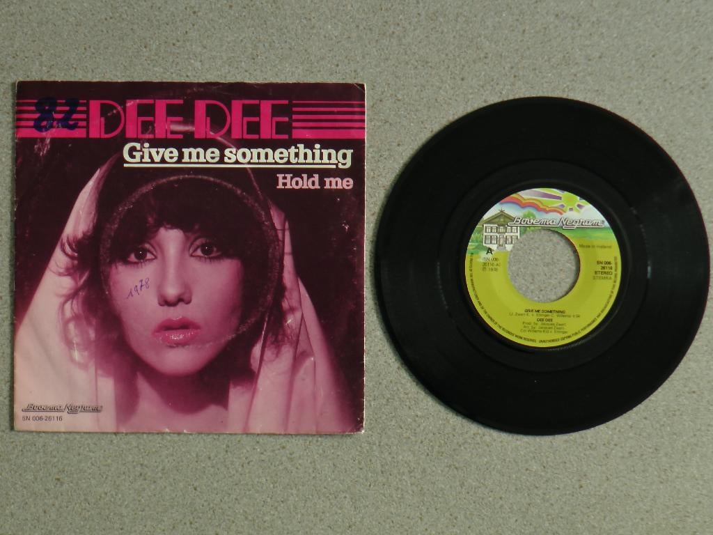Dee Dee - Give me something VINYL SINGLE, Cd's en Dvd's, Vinyl Singles, Gebruikt, Single, Pop, 7 inch, Ophalen of Verzenden