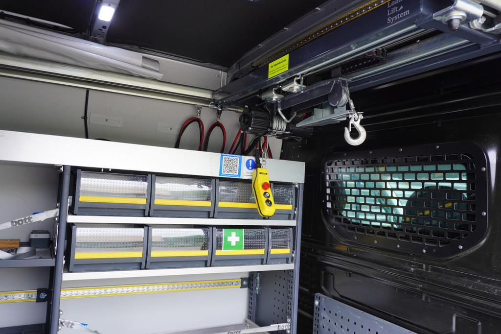 Volkswagen Crafter 140pk L3H3/L2H2 Kraan Hijskraan Werkplaat, Auto's, Voorwielaandrijving, Gebruikt, 4 cilinders, Volkswagen