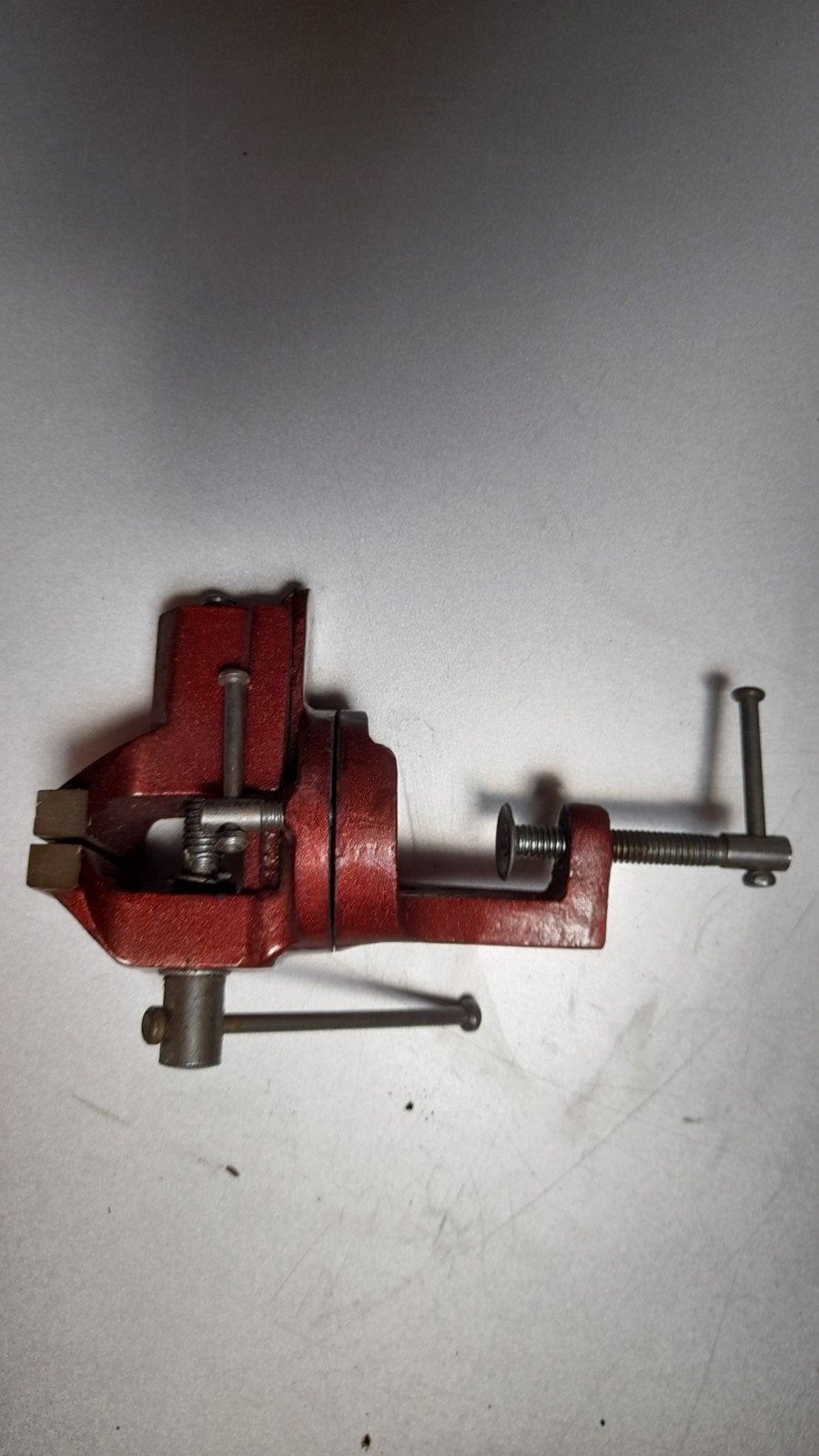 Mini bankschroef rood - Handig en compact, Ophalen, Gebruikt, Bankschroef, Overige merken