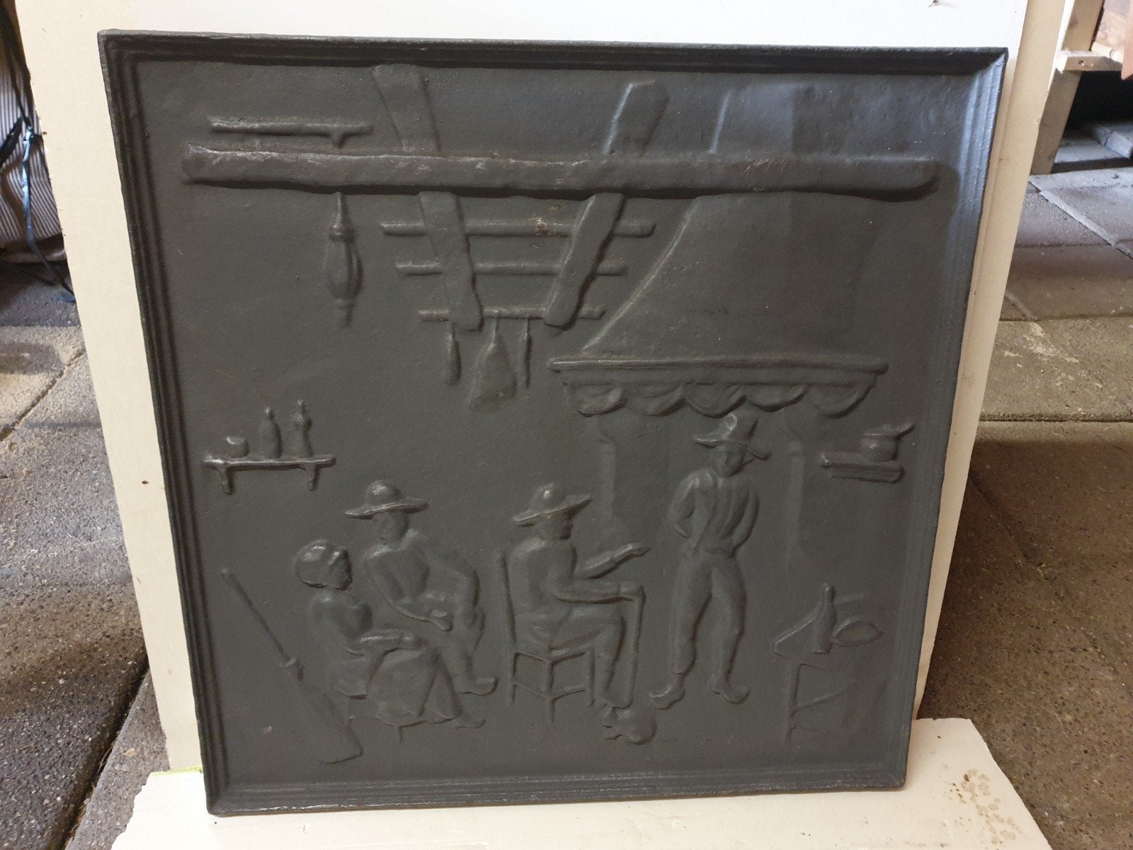 Antieke gietijzeren haardplaat met herbergscène, Antiek en Kunst, Ophalen of Verzenden