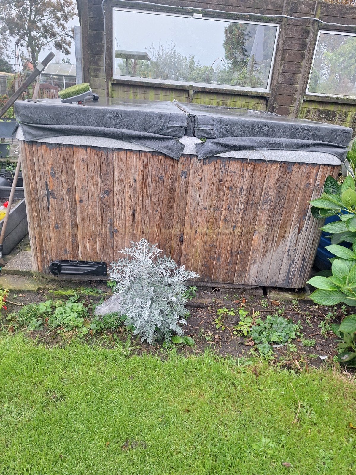 Goed werkende jacuzzi,mogelijk slangetje lek, Ophalen, Gebruikt, Vast
