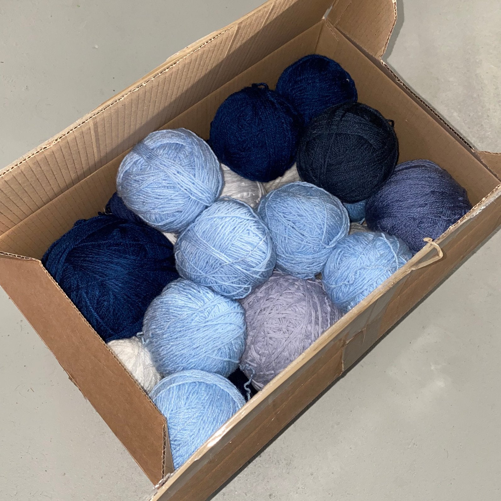 Doos met wol blauw-wit tinten, Hobby en Vrije tijd, Verzenden, Zo goed als nieuw, Breien of Haken, Wol of Garen