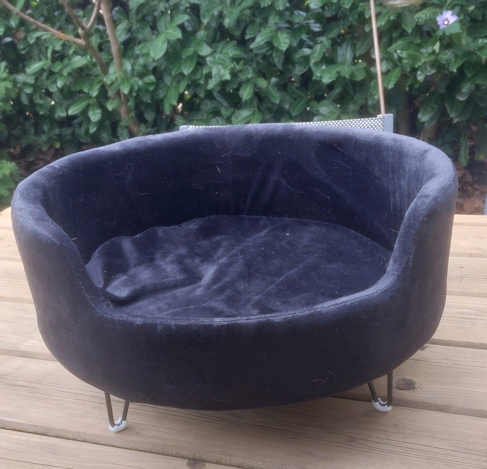 Honden of katten mand / bank, diameter 42 cm, op pootjes, zw, Dieren en Toebehoren, Hondenmanden, Ophalen of Verzenden, Zo goed als nieuw