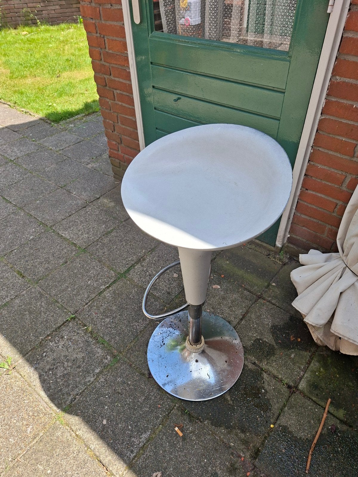 Witte barkruk, in hoogte verstelbaar, Ophalen, Gebruikt, In hoogte verstelbaar, Metaal