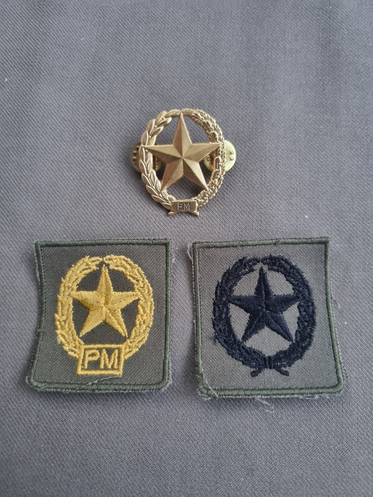 Pinspeld en patches schutter 1ste klasse pistool mitrailleur, Ophalen of Verzenden, Landmacht, Nederland, Embleem of Badge