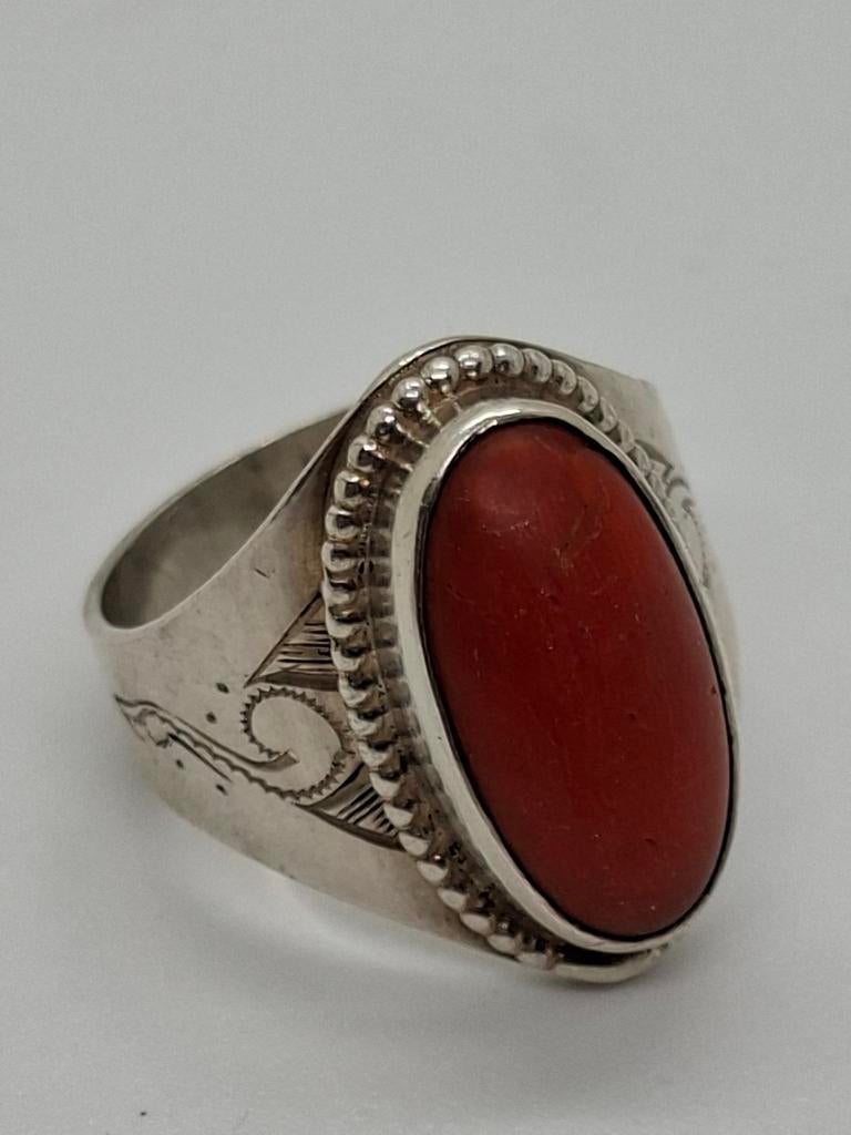 Zilveren ring maat 18 met ovale bloedkoraal steen, 18 tot 19, Gebruikt, Ophalen of Verzenden, Met edelsteen