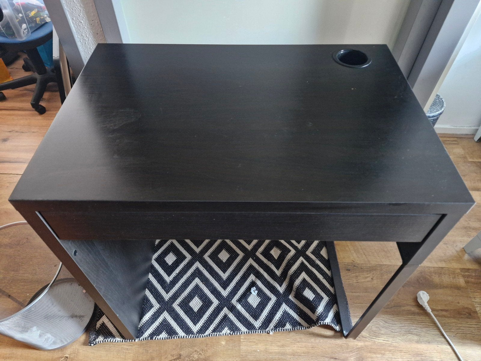 Zwart IKEA Micke bureau met lade, Ophalen, Zwart, Gebruikt, Kabelgoot
