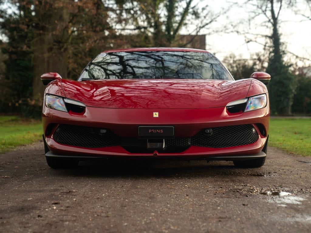 Ferrari 296 GTB 3.0 V6 | Rosso Mugello | Daytona Racing Seat, Achterwielaandrijving, Gebruikt, Parkeersensor, 16 km/l