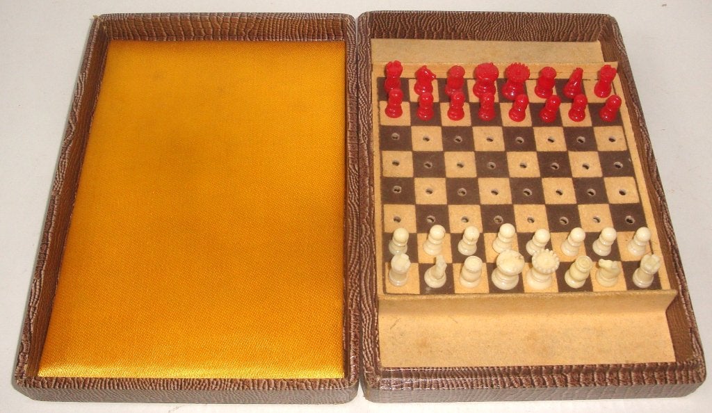 Oud schaakspel voor op reis: plastic, papier en (kunst)zijde, Hobby en Vrije tijd, Gezelschapsspellen | Bordspellen, Een of twee spelers