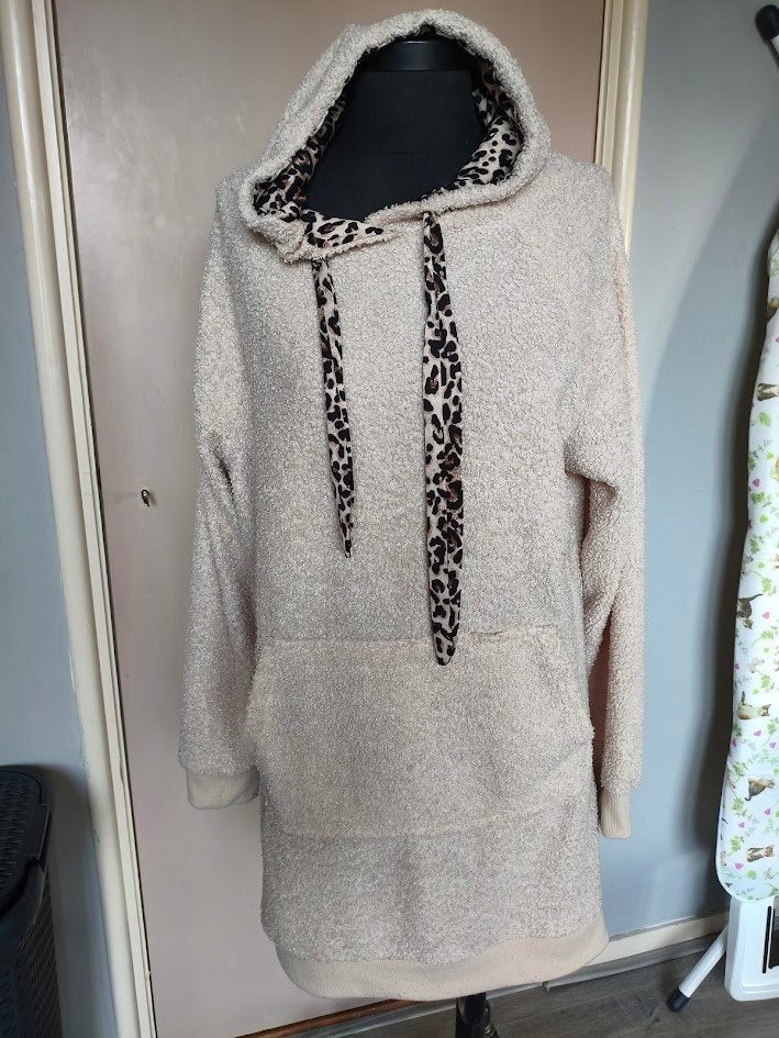 Patty Brard teddy lounge jurk zandkleur en panterprint, Kleding | Dames, Beige, Ophalen of Verzenden, Maat 36 (S), Gedragen