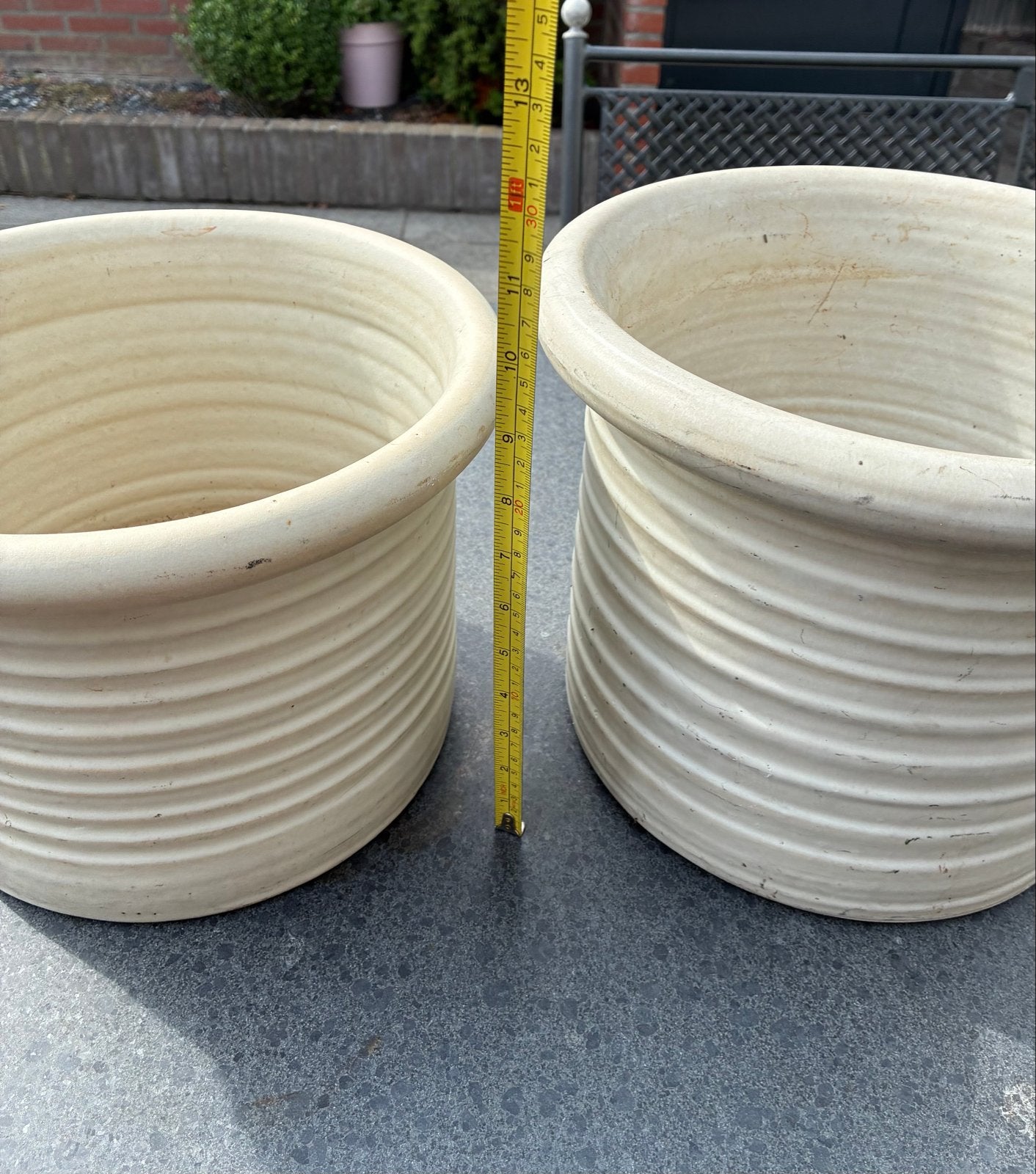2 Mooie Zware Bloempotten van Goede Kwaliteit, 25 tot 40 cm, Gebruikt, Rond, Binnen