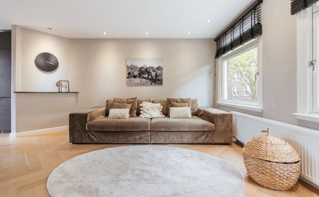 Decor Amsterdam bank taupe 310x130cm cm, Huis en Inrichting, Banken | Bankstellen, Ophalen, Gebruikt, 125 tot 150 cm, Rechte bank