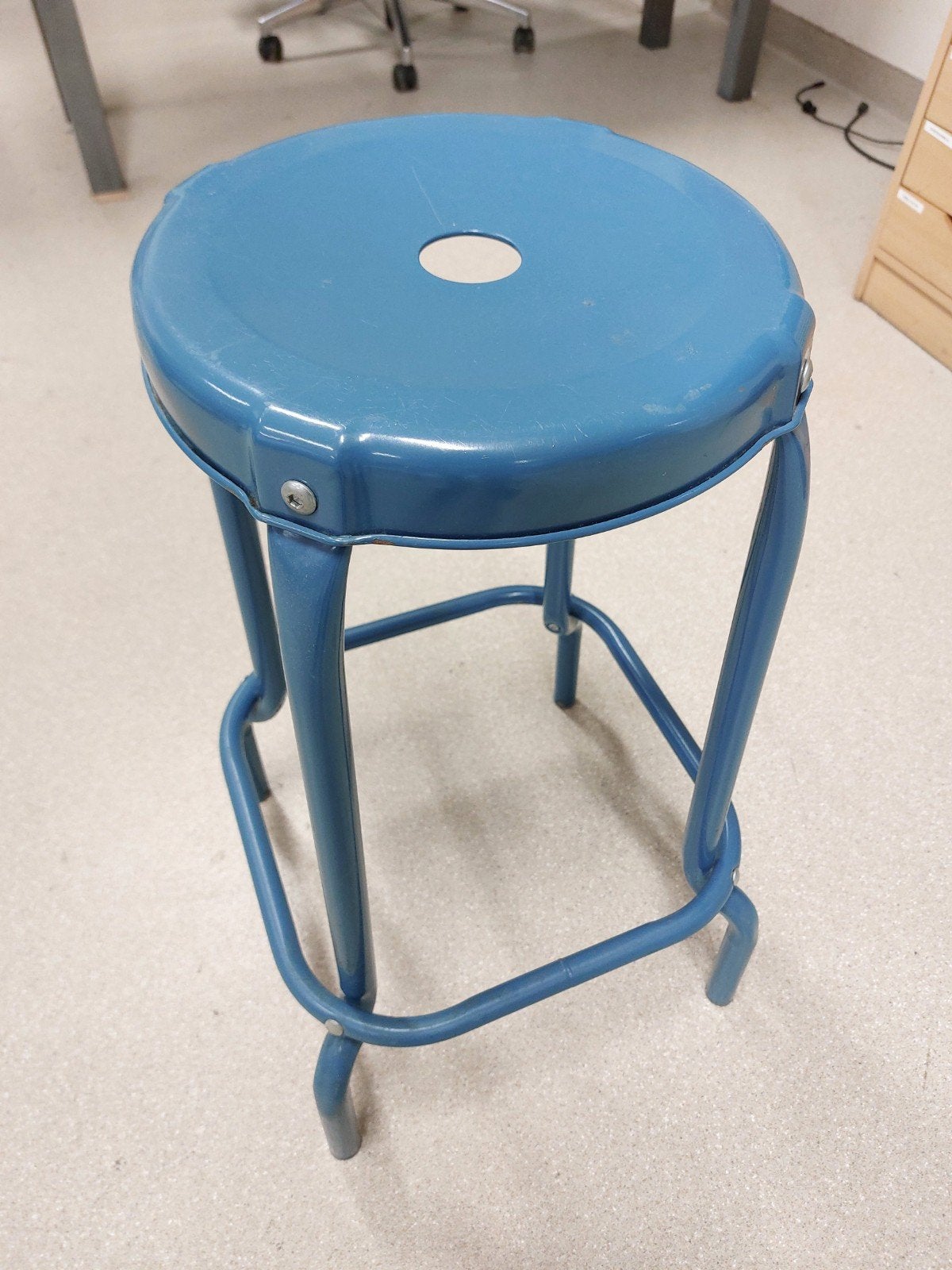 Blauwe metalen (school)krukken met voetsteun. 15 stuks., Huis en Inrichting, Ophalen, Met voetsteun, 60 tot 90 cm, Metaal