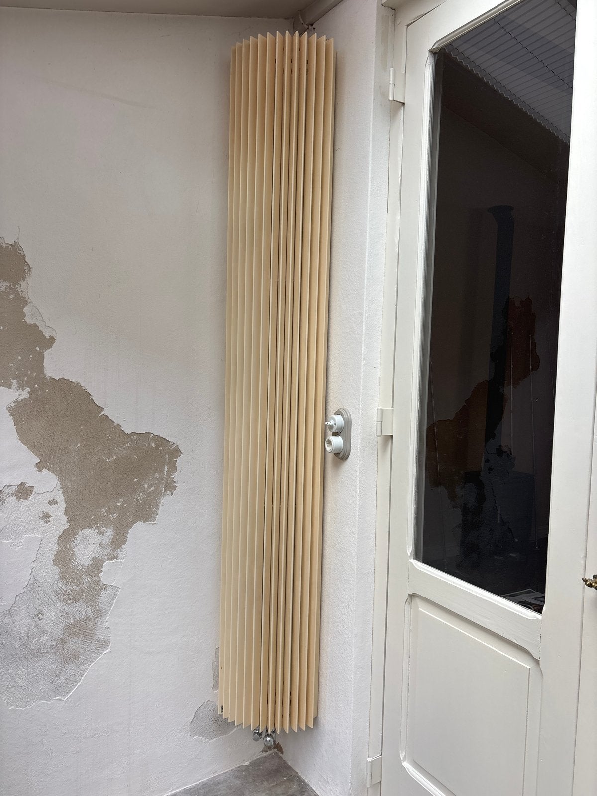 Design radiator. Slanke verticale radiator, crème kleurig, Ophalen, Radiator, Minder dan 60 cm, 80 cm of meer