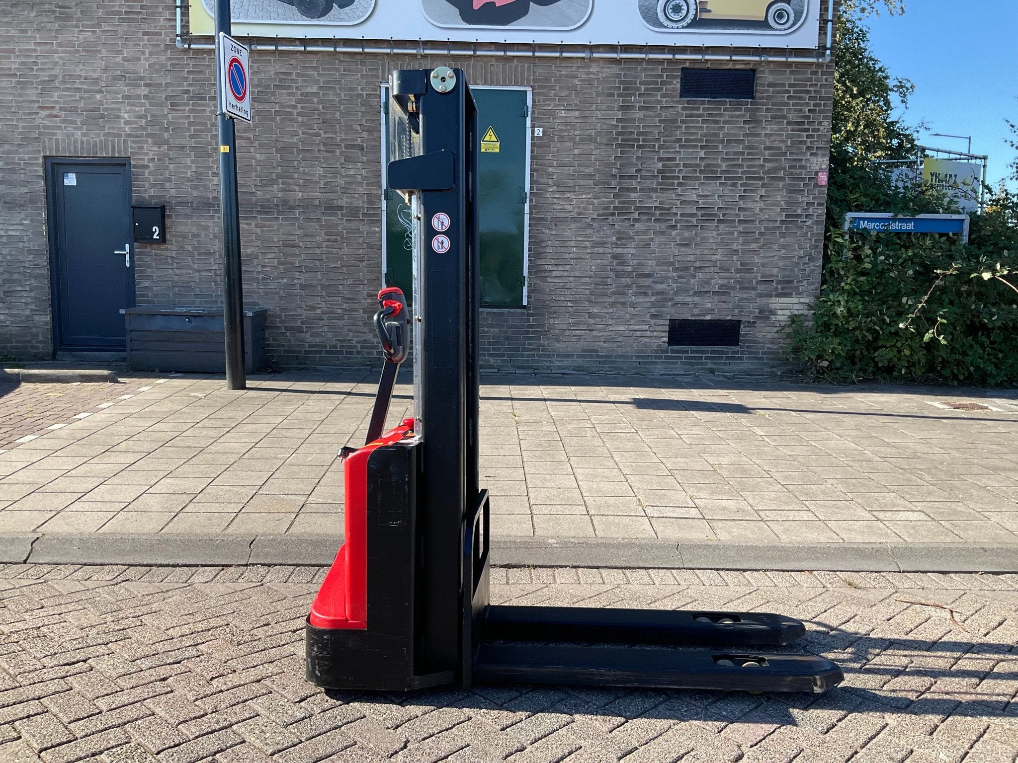 EP ES12-12ES 1200KG 2.70METER STAPELAAR / HEFTRUCK, Stapelaar, Ep, 1000 tot 2000 kg, Marconistraat 2
3133KL  Vlaardingen, NL