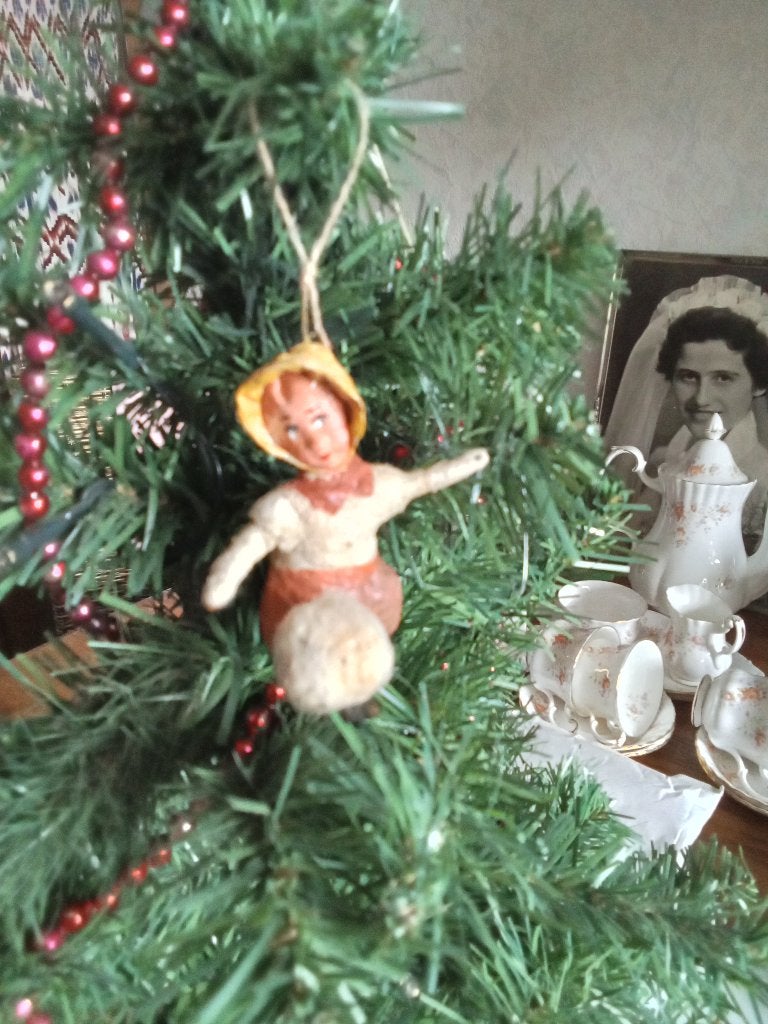 Oude kerstboomversiering spelend kind met bal papier mache, Ophalen of Verzenden, Gebruikt