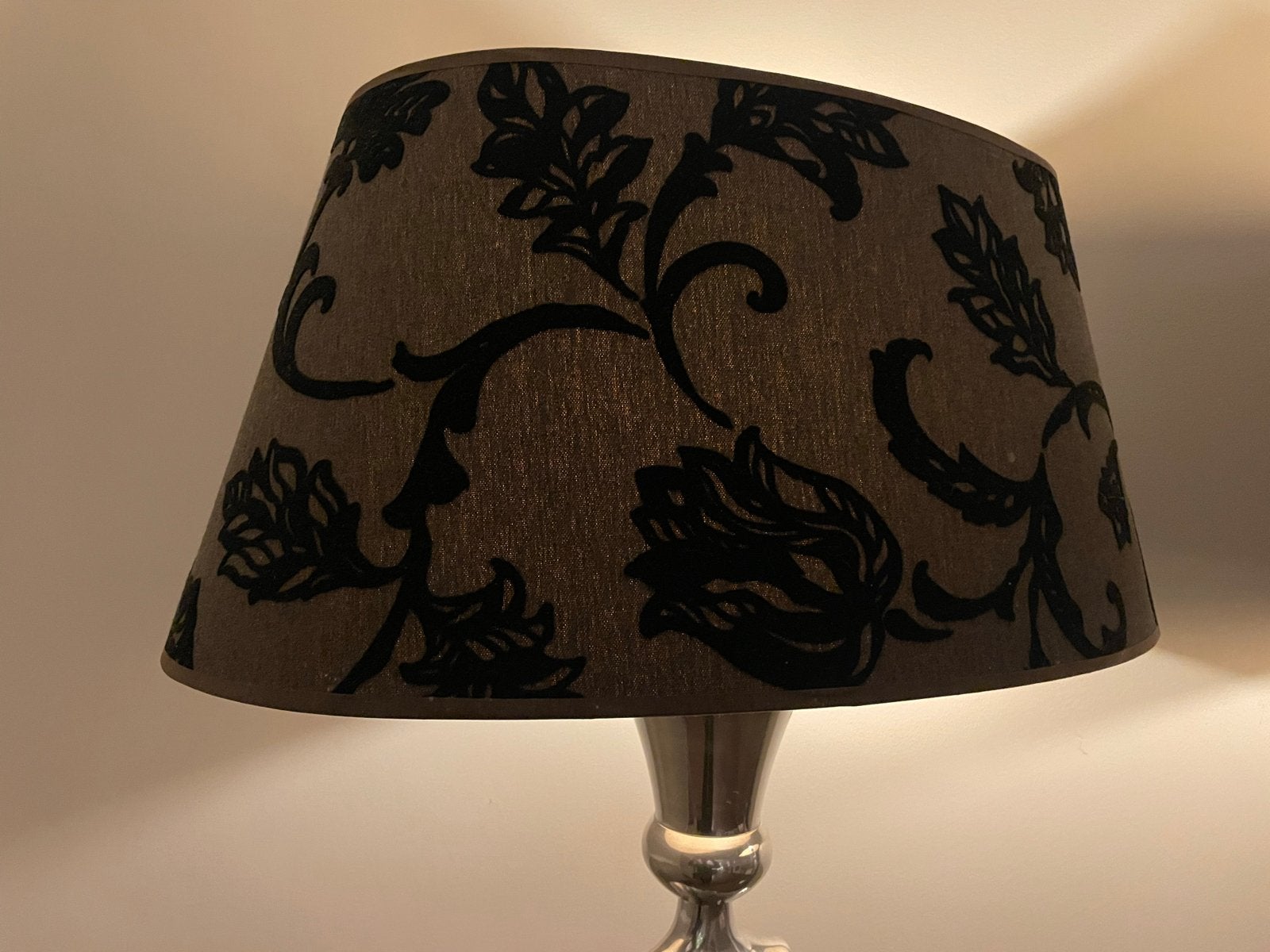 Set van 2 elegante tafellampen met bloemmotief, Ophalen of Verzenden, Zo goed als nieuw, Met kap, Bruin