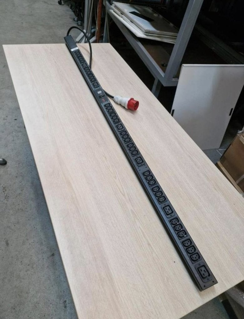 APC metered Rack PDU AP 7857, Computers en Software, APC, Onbekend, Ophalen, Postbus