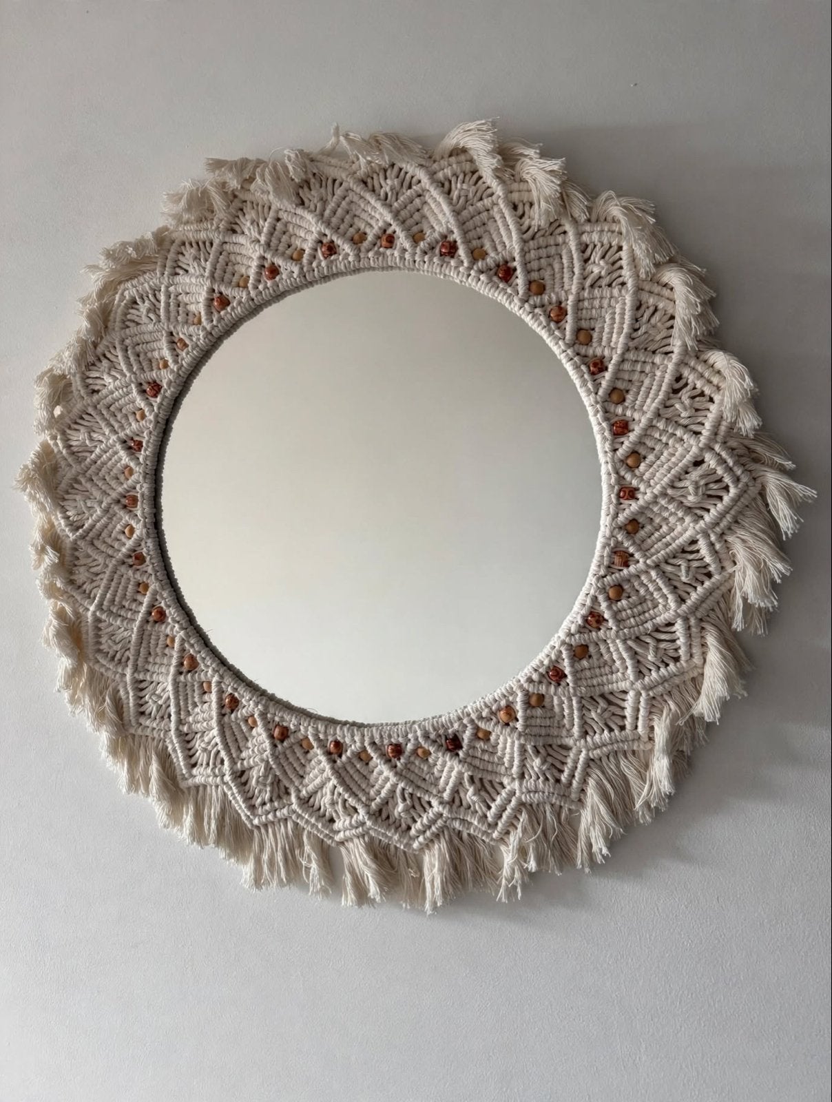 Macramé spiegel met macrame en houten kralen, Rond, Ophalen of Verzenden, Zo goed als nieuw, Minder dan 100 cm