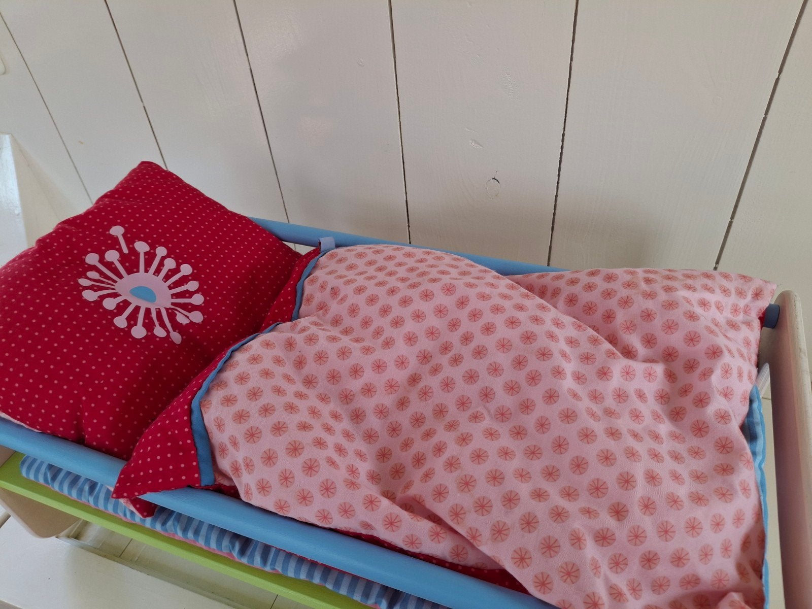 HABA omkeerbaar poppenbedje met beddengoed, Ophalen of Verzenden, Zo goed als nieuw