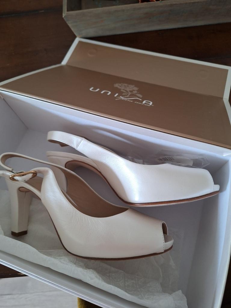 Unisa Bruidsschoenen - Elegante Peep-Toe Hakken, Kleding | Dames, Schoenen, Pumps, Wit, Ophalen of Verzenden, Zo goed als nieuw
