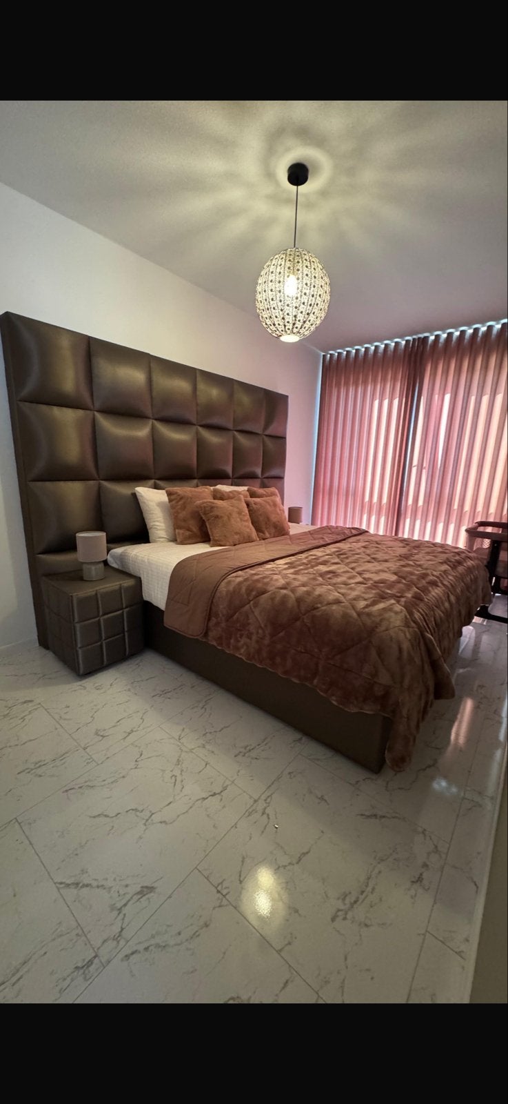 Mooi tweepersoonsbed met hoog hoofdbord 220x220, Ophalen, Overige materialen, Bruin, Tweepersoons