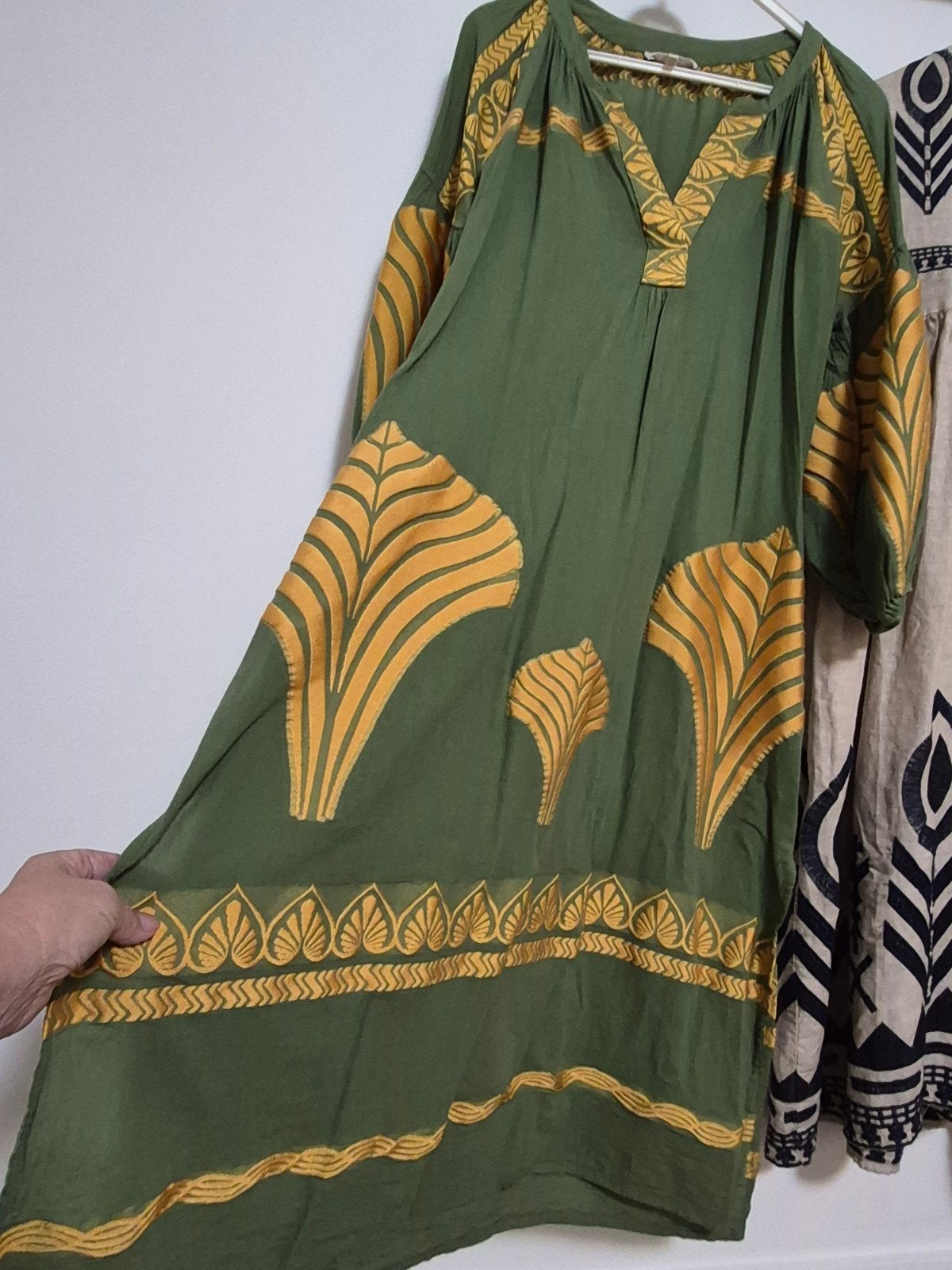 Nema Resort Wear Jurk L Groen met Geel Gouden Borduursels, Maat 42/44 (L), Nema resort wear, Ophalen of Verzenden, Zo goed als nieuw