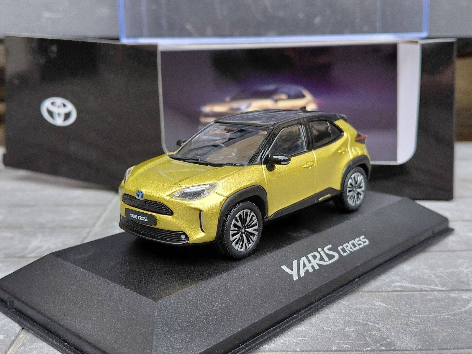 Toyota Yaris Cross Hybrid AWD4 2021-2026 geel 1/43 Ixo, Ophalen of Verzenden, Zo goed als nieuw, Auto, Overige merken