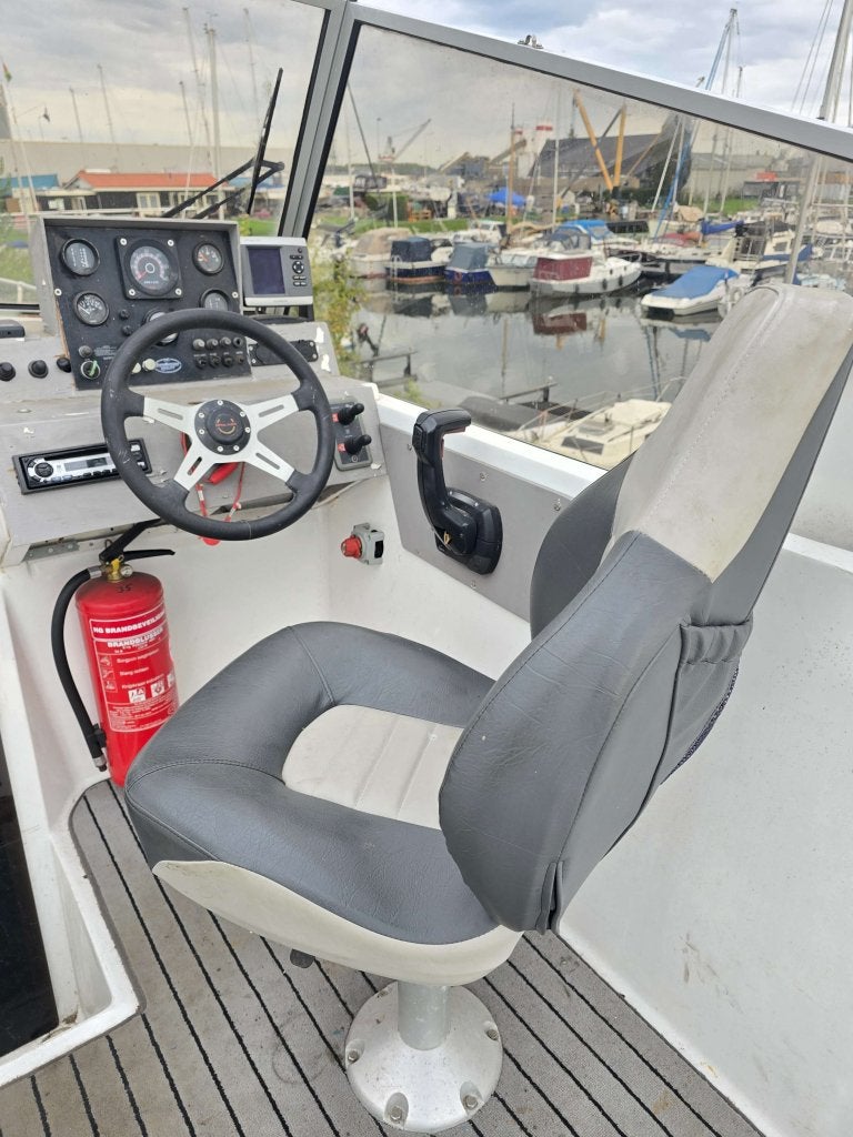 Foto 13 van Bayliner 9 meter opknapper 5.7L Bravo III duoprop €3500.-