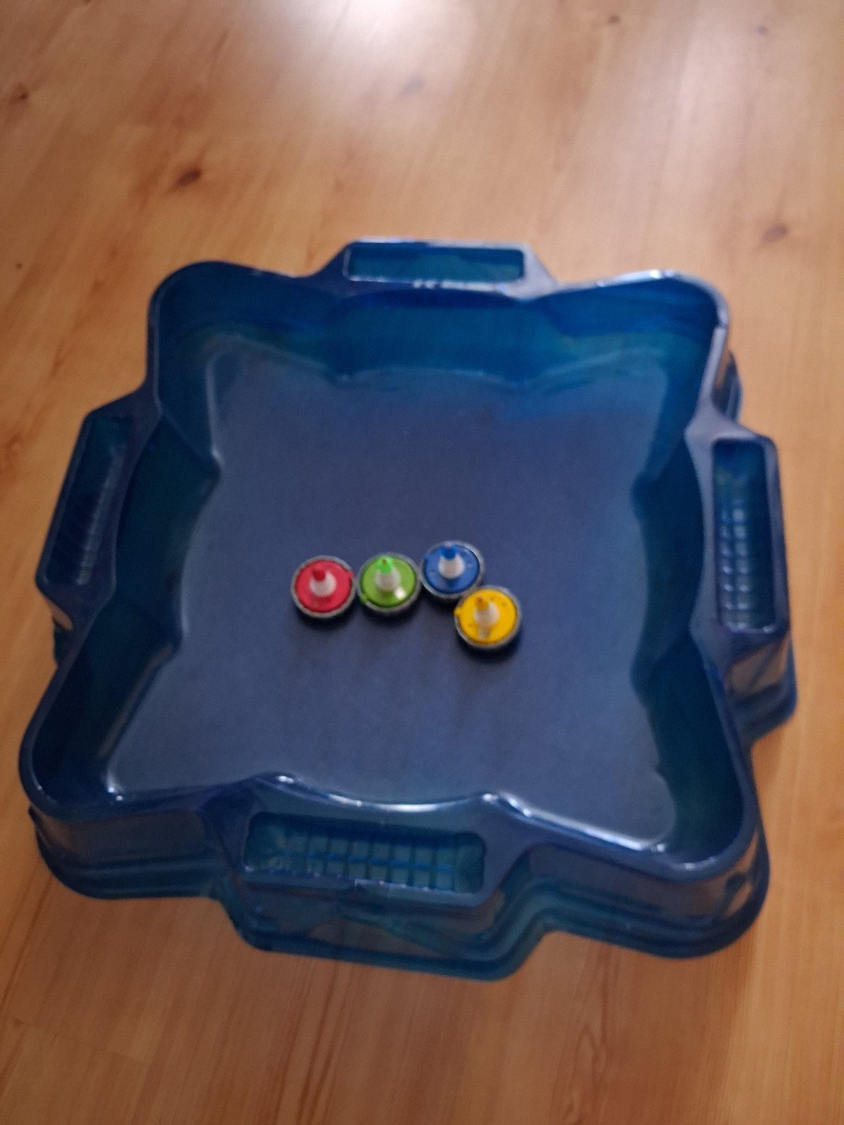 Beyblade Burst Stadion met 4 Launchers en 5 Beyblades, Ophalen, Gebruikt, Jongen of Meisje