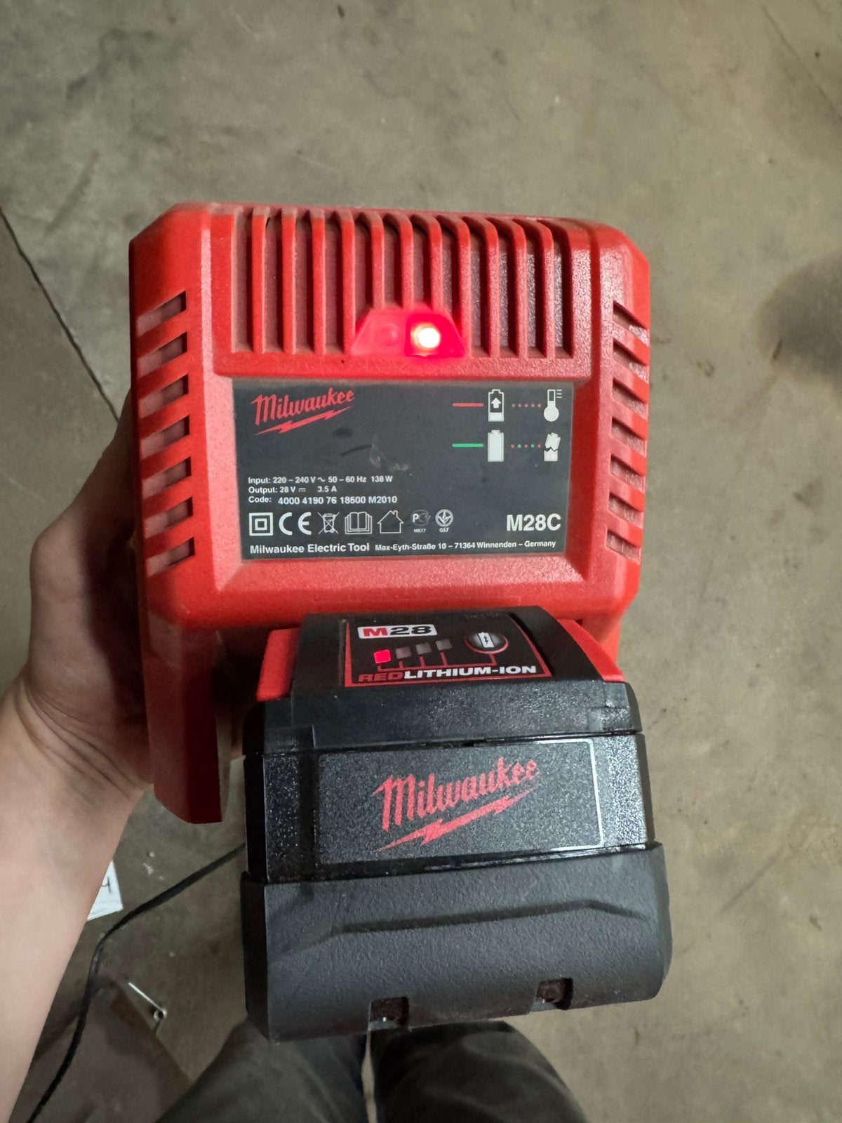 Milwaukee M28 accu met lader lithium ion, Ophalen of Verzenden, Zo goed als nieuw