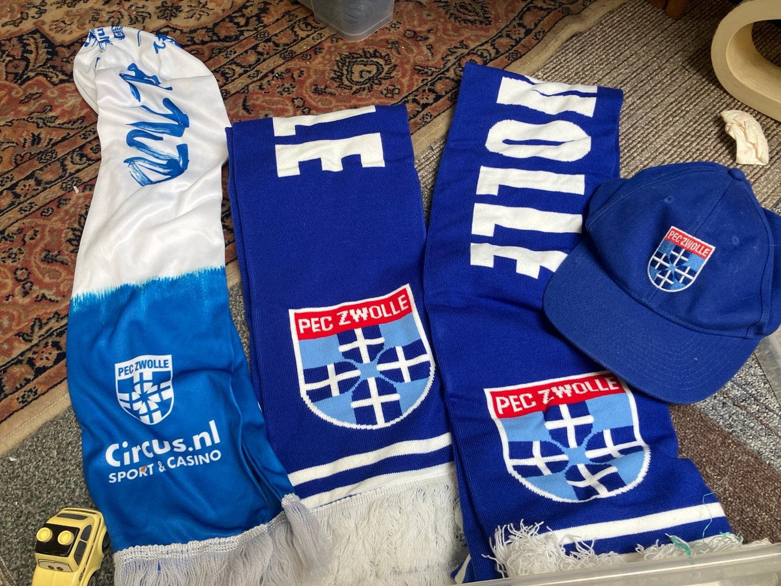 PEC Zwolle Fanpakket: 3 Sjaals en 1 Pet, Gebruikt, Ophalen of Verzenden, X, Overige binnenlandse clubs