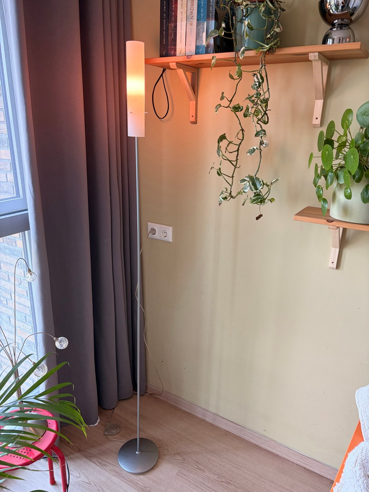 Slanke staande lamp van RVS en melkglas, Huis en Inrichting, Lampen | Vloerlampen, Ophalen, Gebruikt, Glas, 150 tot 200 cm