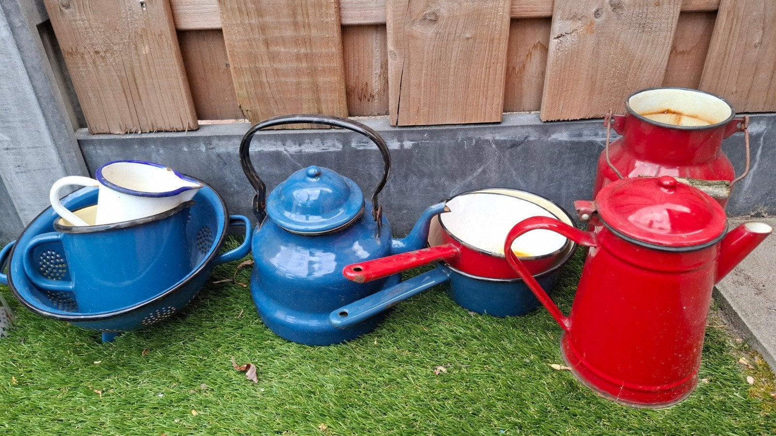 EMAILLE GEBRUIKT IN TUIN, Ophalen