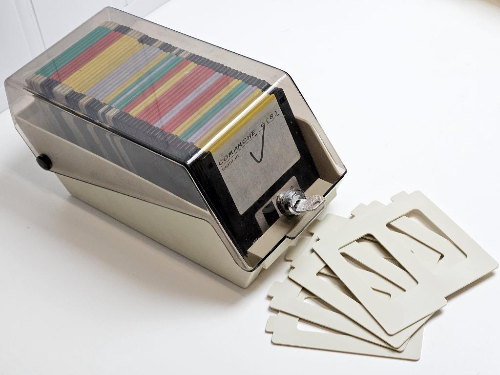 Kleine Diskette Bak 50 Leesbare HD DOS Diskettes Met Sleutel, Computers en Software, Vintage Computers, Ophalen of Verzenden