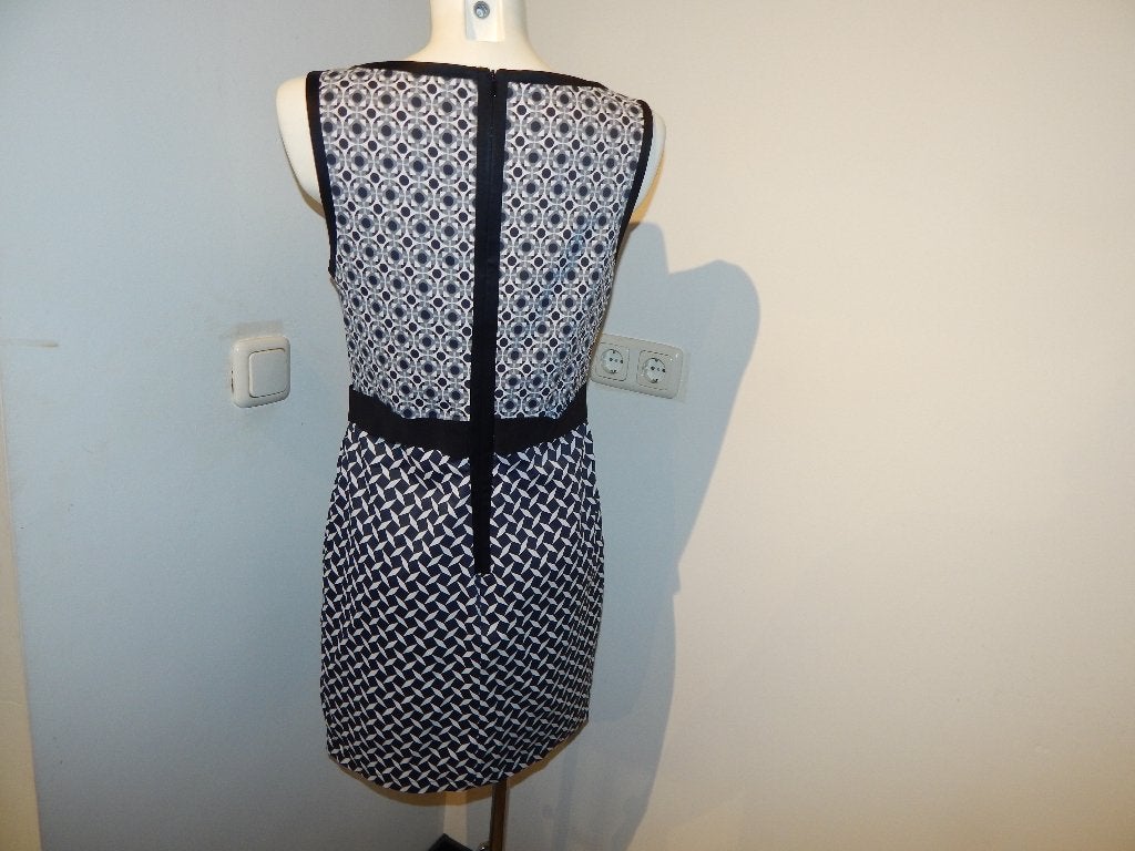 Karen Millen nette jurk in motiefje lijfje en rok mt eu 44, Karen Millen, Verzenden, Zwart, Maat 42/44 (L)