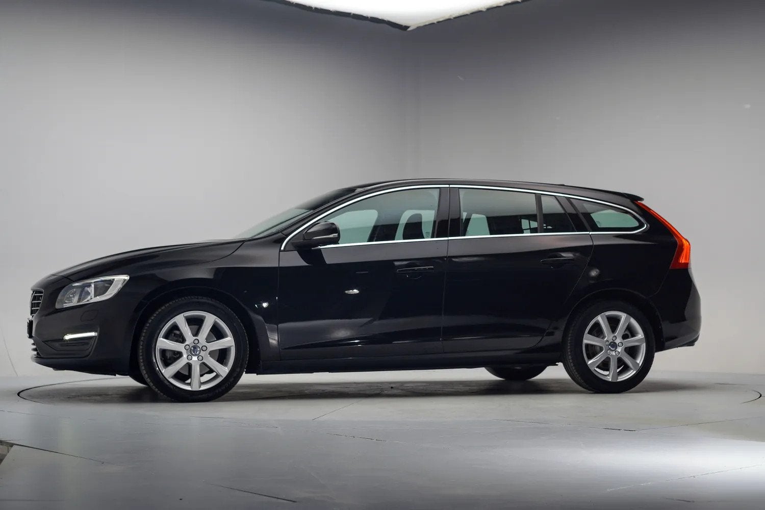 Volvo V60 1.5 T2 Nordic+ Aut. [ Xenon Trekhaak Stoelverwarmi, Auto's, Automaat, 4 cilinders, Automatische klimaatregeling, 84 €/maand