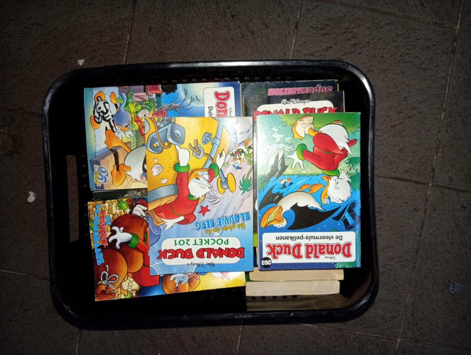 Donald Duck pokert, Ophalen of Verzenden, Donald Duck, Beeldje of Figuurtje