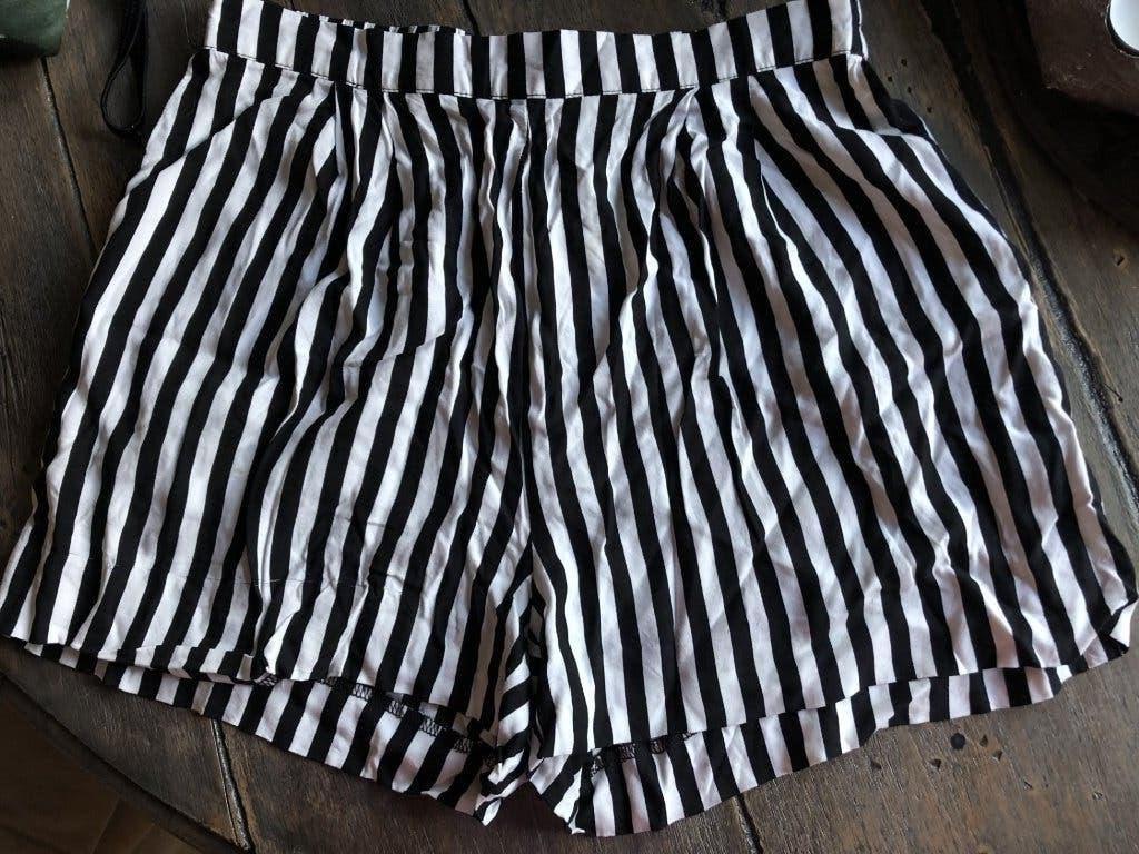 V) kk50 zwart wit gestreepte korte broek h&m maat 38, Maat 38/40 (M), Kort, Verzenden, Zwart