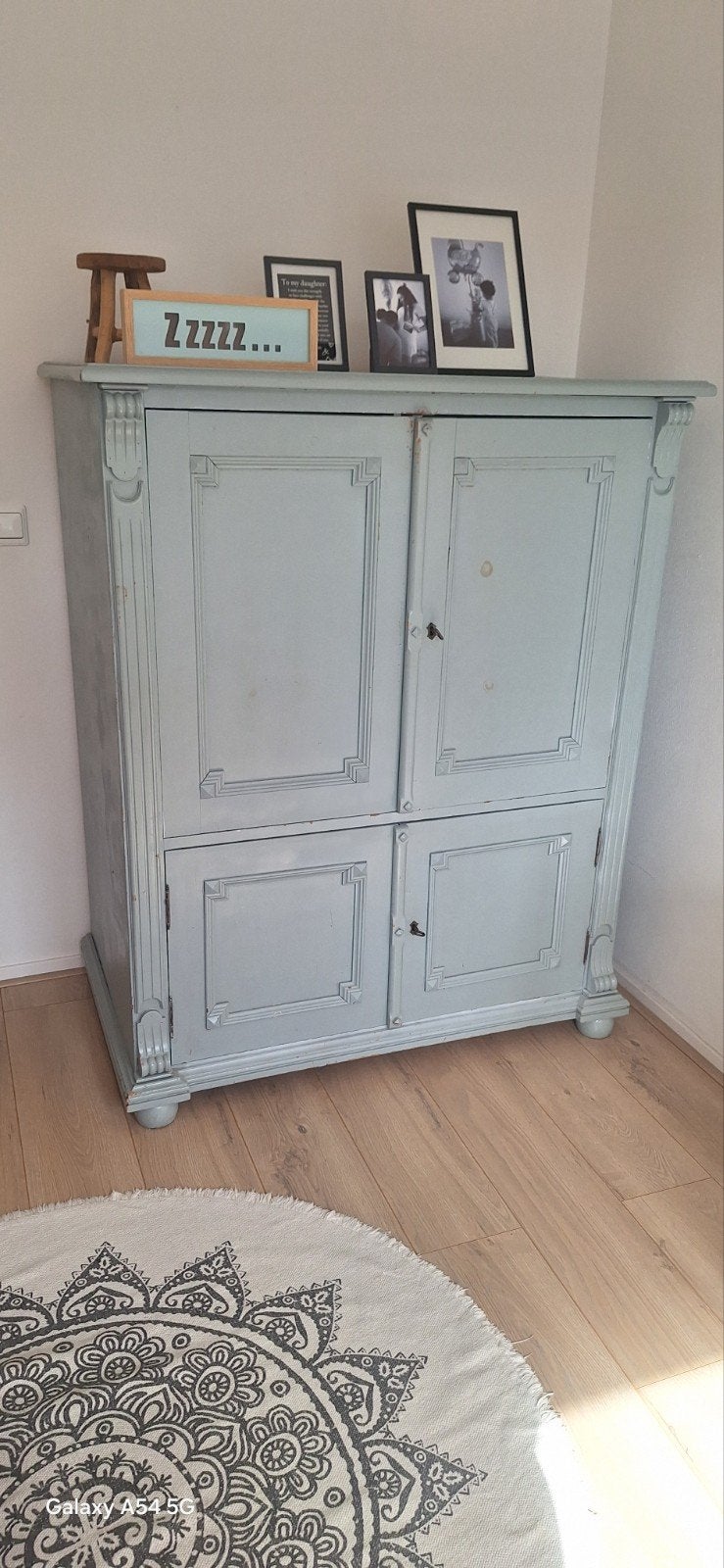 Grenen houten lichtblauwgrijze brocante kinder kledingkast, Huis en Inrichting, Gebruikt, 100 tot 150 cm, 100 tot 150 cm, Ophalen of Verzenden