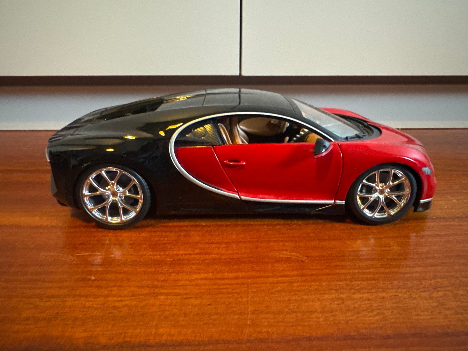 Bugatti Chiron schaalmodel rood/zwart, Ophalen, Zo goed als nieuw, Auto, Overige merken